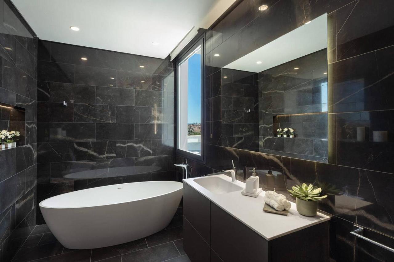 Leilighet Newly Built 6 Bdrm Luxury In Nueva Andalucia Marbella